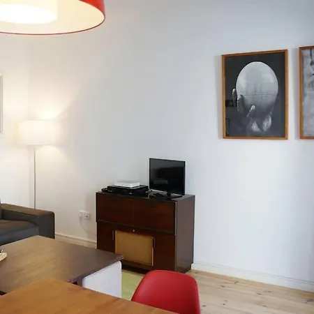 Two Bedroom In Historic Location! Close To The River Lisboa